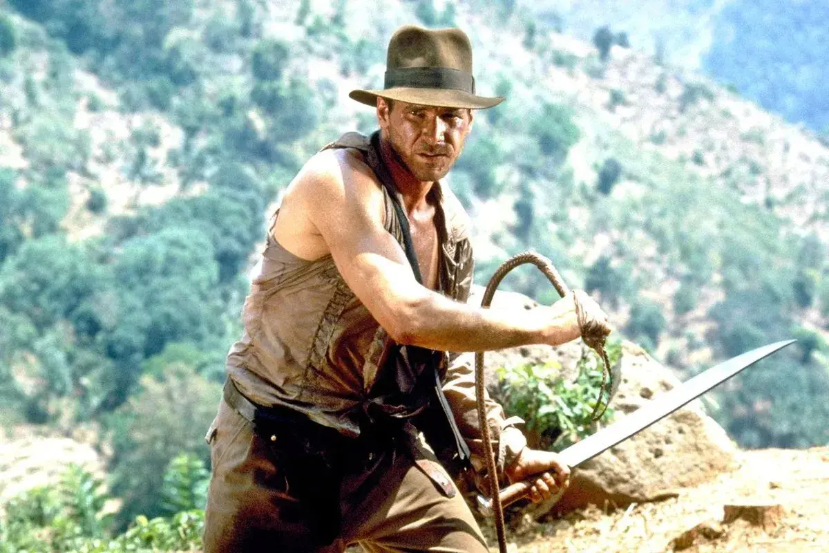 Harrison Ford som Indiana Jones, redo för äventyr i en djungel. En ikonisk scen från filmer med Harrison Ford.