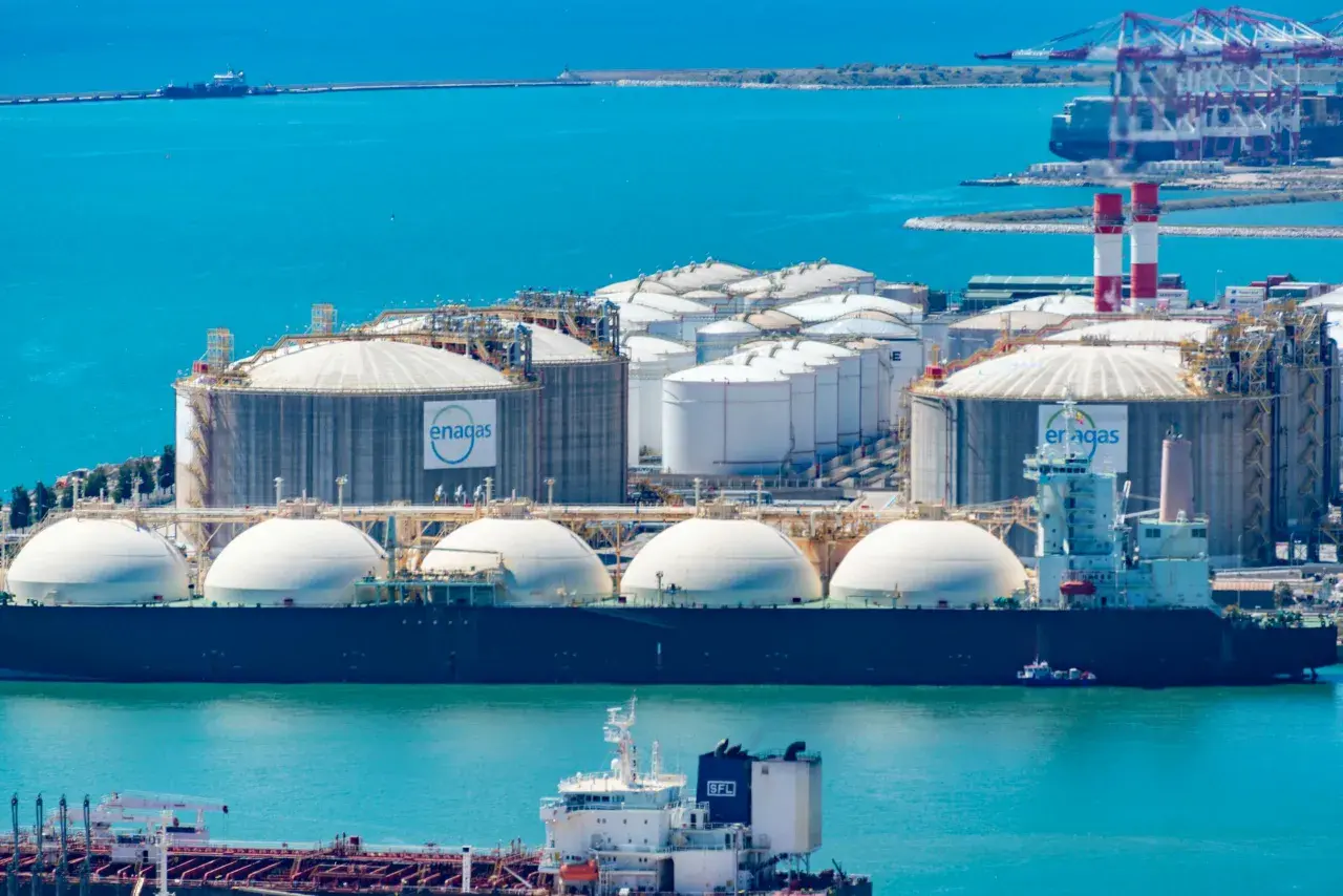 Terminal gazowy z kulistymi zbiornikami na statku, przygotowany do transportu LNG.