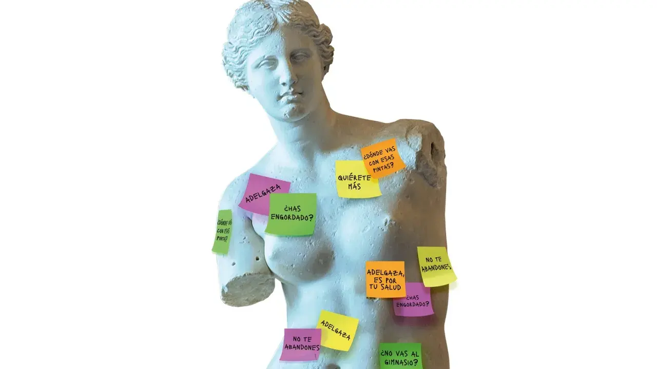 Estatuas clásicas cubiertas de notas adhesivas con mensajes sobre los **canones de belleza** y la presión por adelgazar.