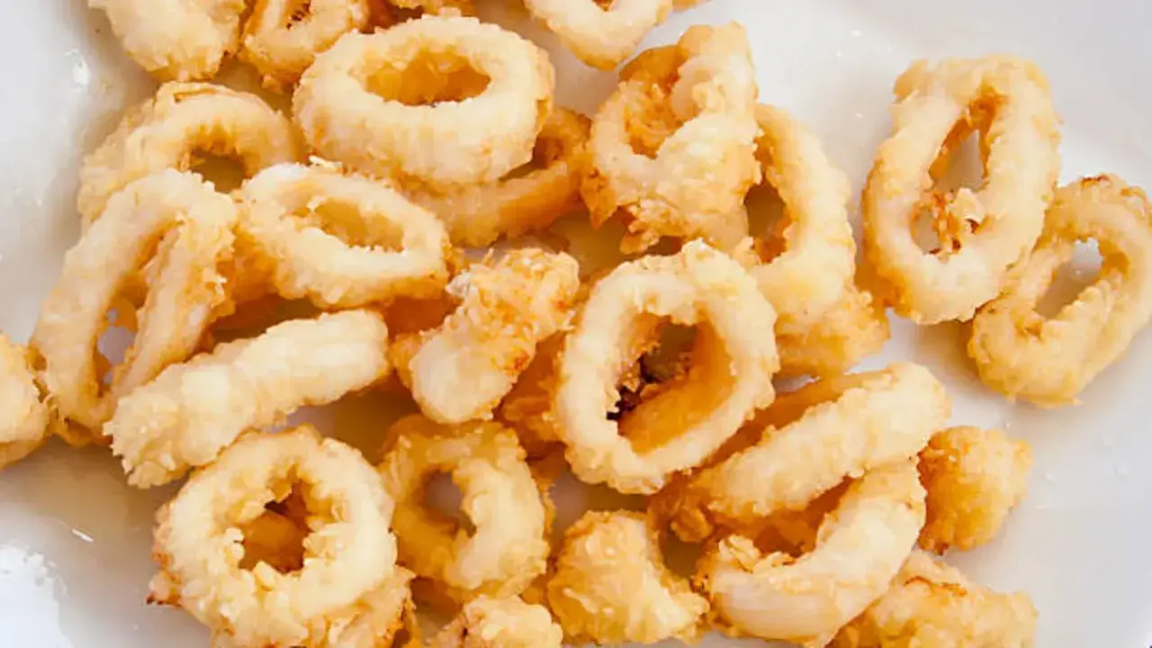 Calamares a la andaluza crujientes y dorados, listos para disfrutar.