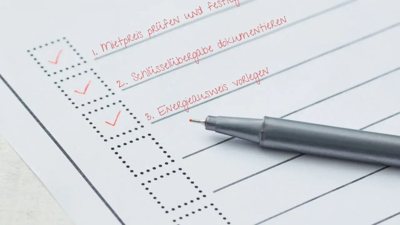 Checkliste für Vermieter: Mietpreis prüfen, Schlüsselübergabe dokumentieren, Energieausweis vorlegen. Ein Stift liegt bereit.