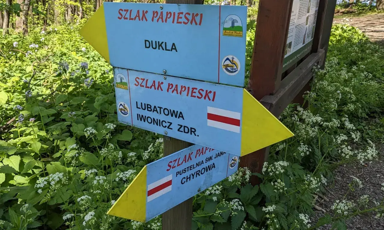 Rozdroże szlaków papieskich: Dukla, Lubatowa, Iwonicz Zdr., Pustelnia Św. Jana, Chyrowa. Wiosna w Beskidzie Niskim.