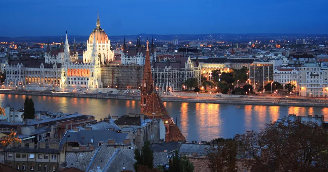 Budapeszt nocą, Parlament i Dunaj. Marzysz o lotach do Budapesztu?