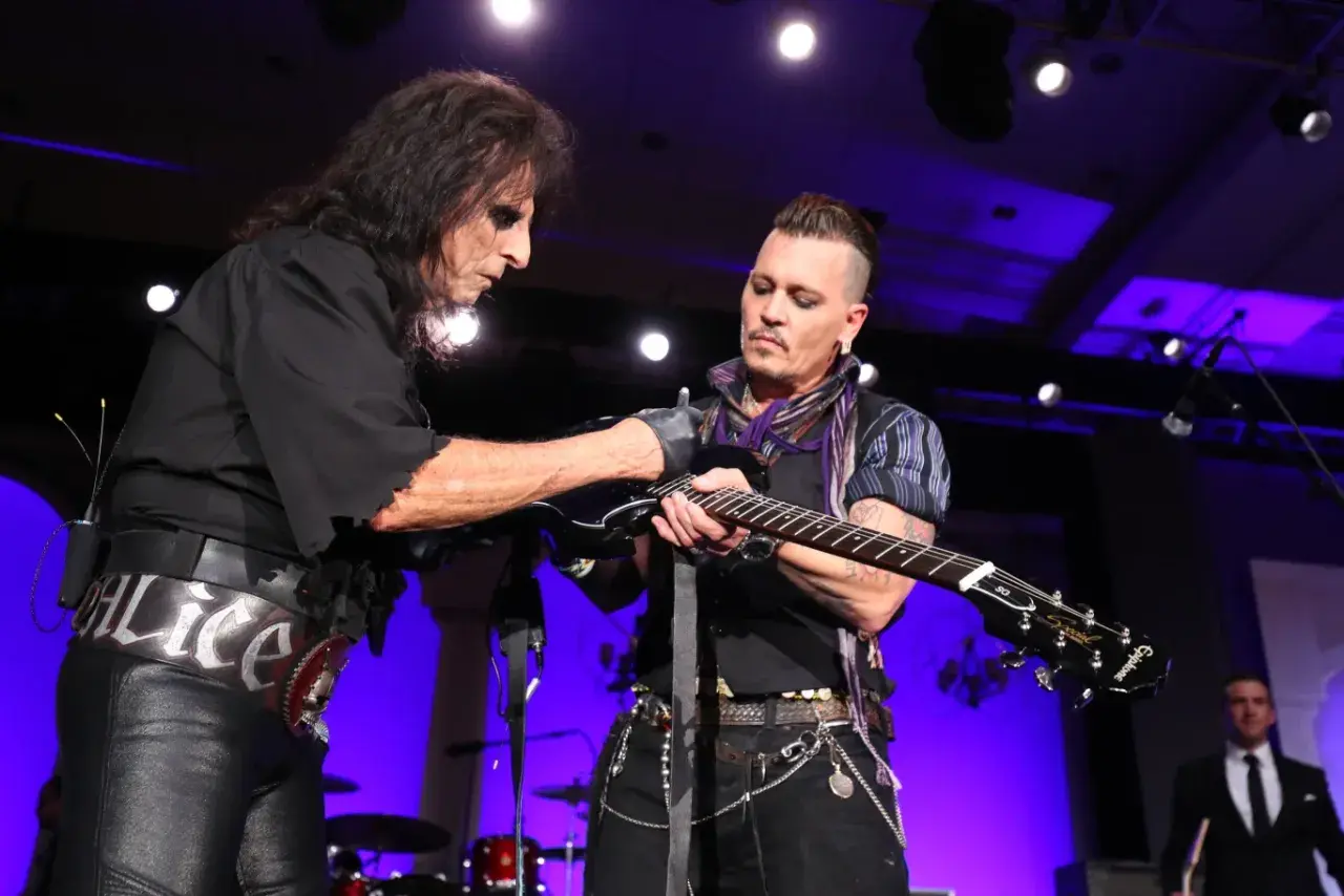 Alice Cooper i Johnny Depp z zespołu Hollywood Vampires na scenie.