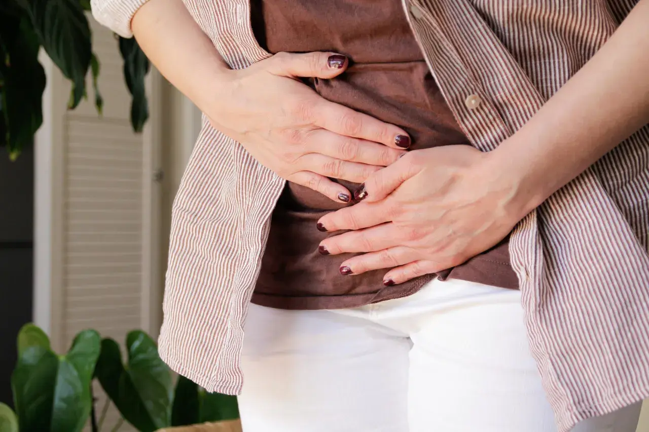 Mani che stringono l'addome, un segnale di malessere. Cosa prendere per vomito e diarrea? Rimedi e consigli per stare meglio.