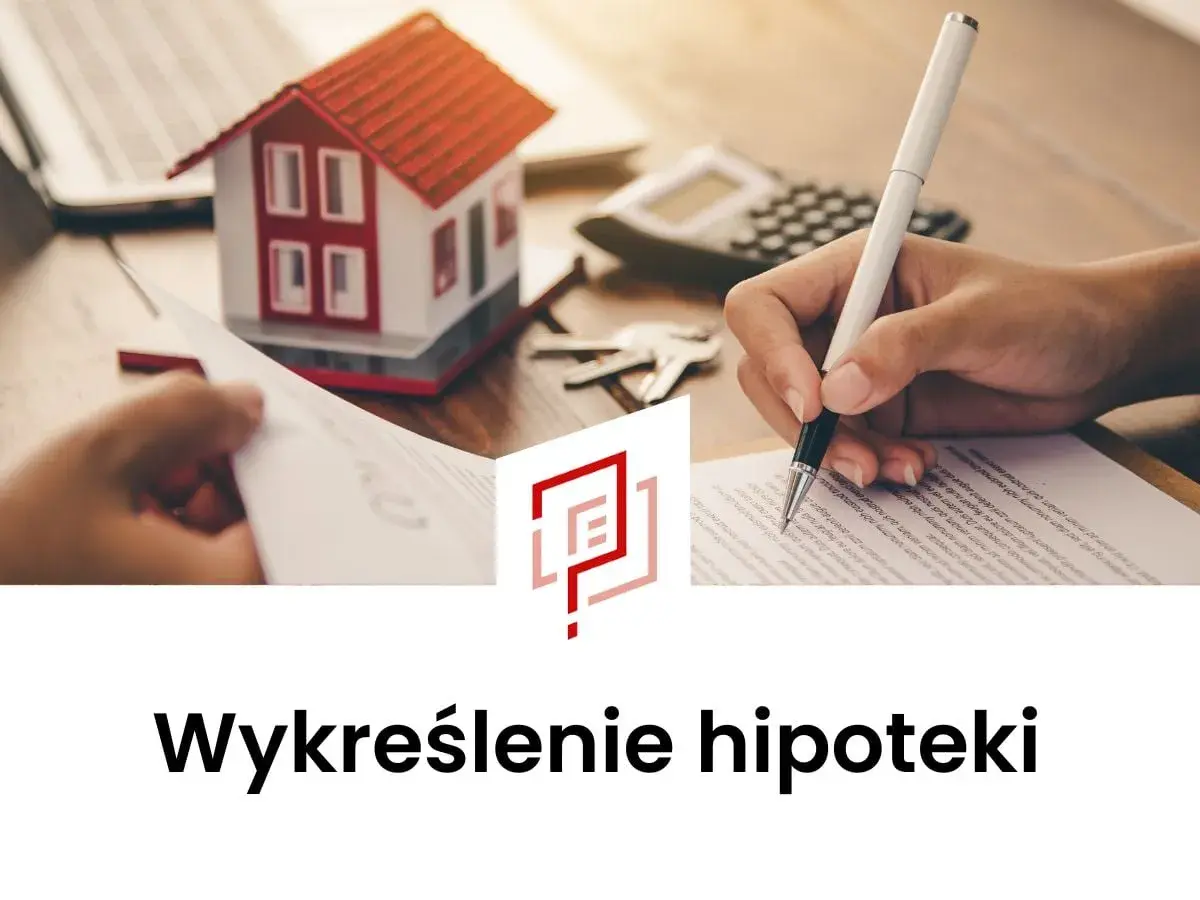 Podpisanie dokumentów do wypisu hipoteki z księgi wieczystej. Miniatura domu, klucze, kalkulator i ręka pisząca na umowie.