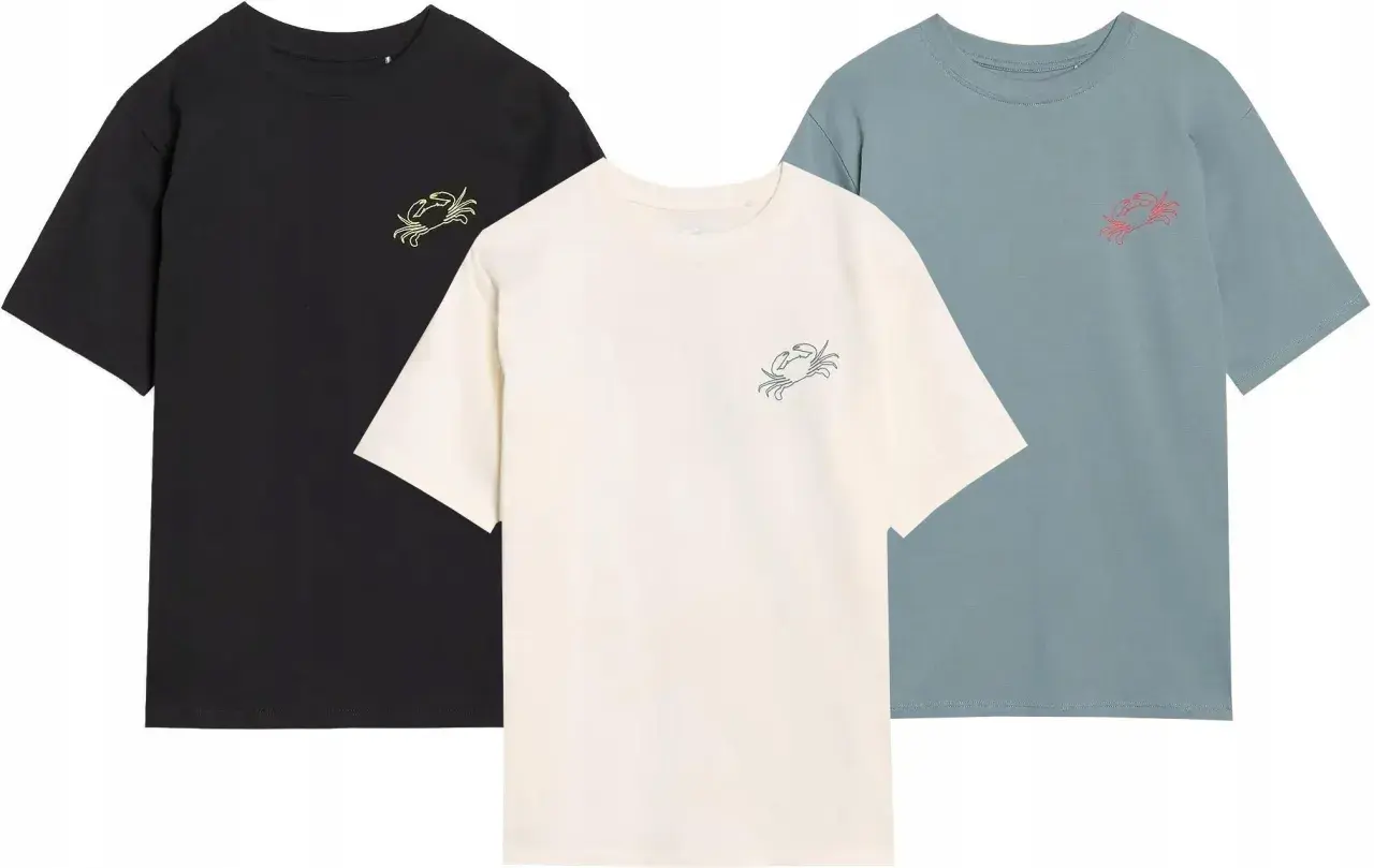 Trzy młodzieżowe T-shirty w kolorach czarnym, kremowym i niebieskim, każdy z nadrukiem kraba.
