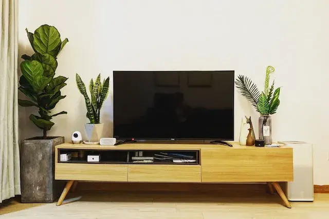 Zabudowa TV w salonie: inspiracje, koszty i praktyczny poradnik