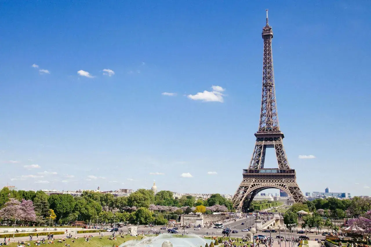 Wiecznie zielony Paryż z Wieżą Eiffla. Ile euro na tydzień do Francji?