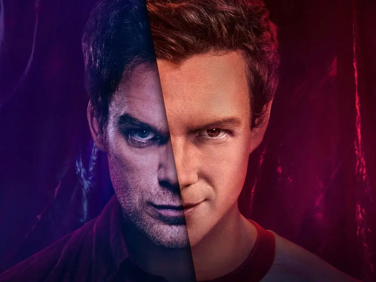 Dwóch Dexterów, jeden z mrocznym spojrzeniem, drugi z niewinnym uśmiechem. Dexter original sin.