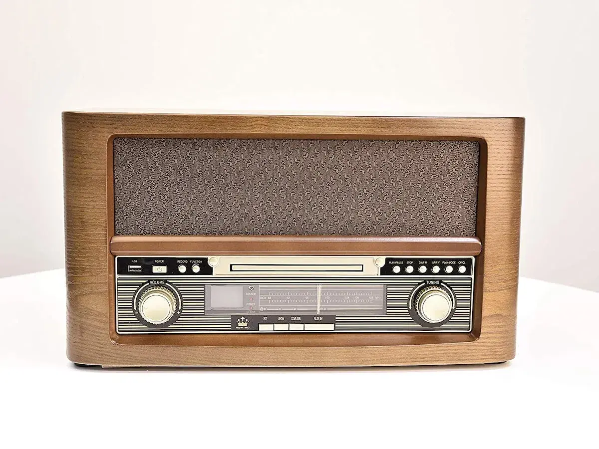 Retro-Radio mit Holzgehäuse, das analog Radio digital empfangen kann. Mit CD-Player und vielen Funktionen.