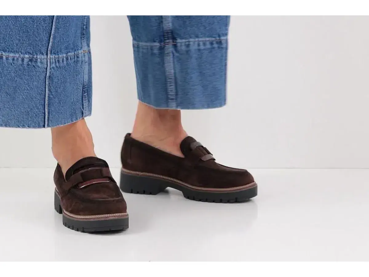 Une tenue décontractée avec un jean et une élégante chaussure marron homme en daim.