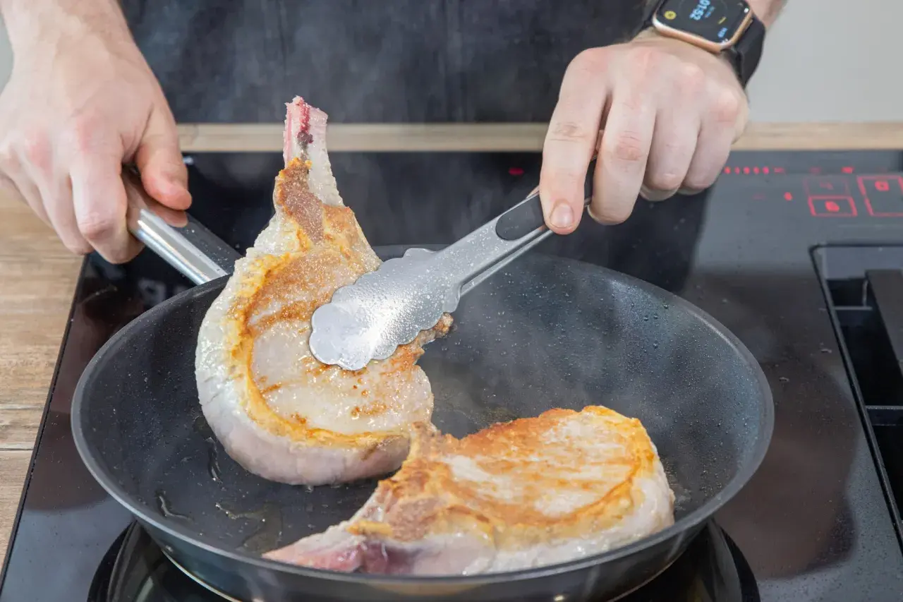 Zwei saftige Koteletts braten in der Pfanne. Ein einfaches Kotelett Rezept für den perfekten Genuss.