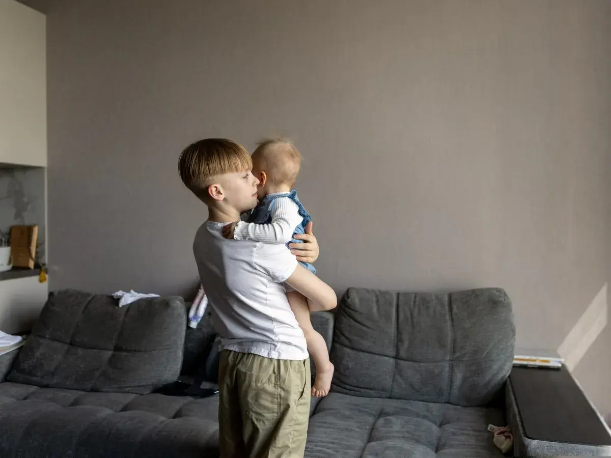 Starszy brat opiekuje się siostrą. Zastanawiasz się, od jakiego wieku dziecko może zostać samo w domu?