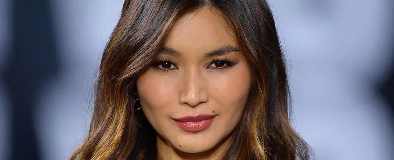 Primer plano de una mujer con cabello castaño y un corte clavicut, con maquillaje sutil y labios rosados.