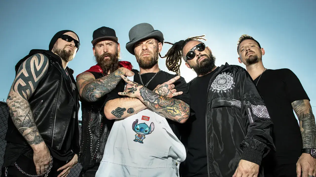 Five Finger Death Punch w Polsce! Zespół w pełnym składzie, z tatuażami i rockowym pazurem, gotowy na koncert.