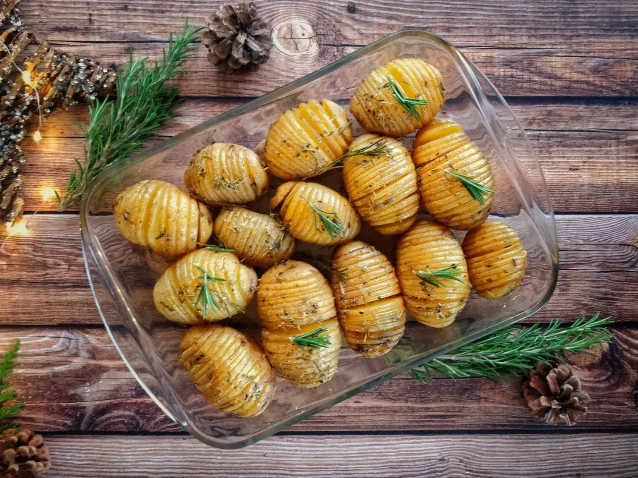 Pommes de terre Hasselback dorées et croustillantes, garnies de romarin frais. Une idée recette pomme de terre simple et savoureuse pour un repas réconfortant.