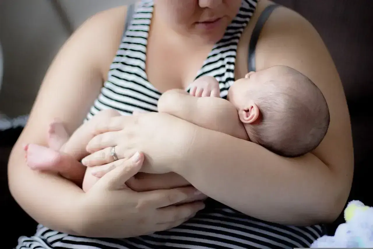 Ciepłe objęcia mamy, malutkie stópki i główka dziecka. To wszystko, czego potrzeba, by poczuć się bezpiecznie. Becikowe dla kogo? Dla każdego maleństwa, które potrzebuje miłości.
