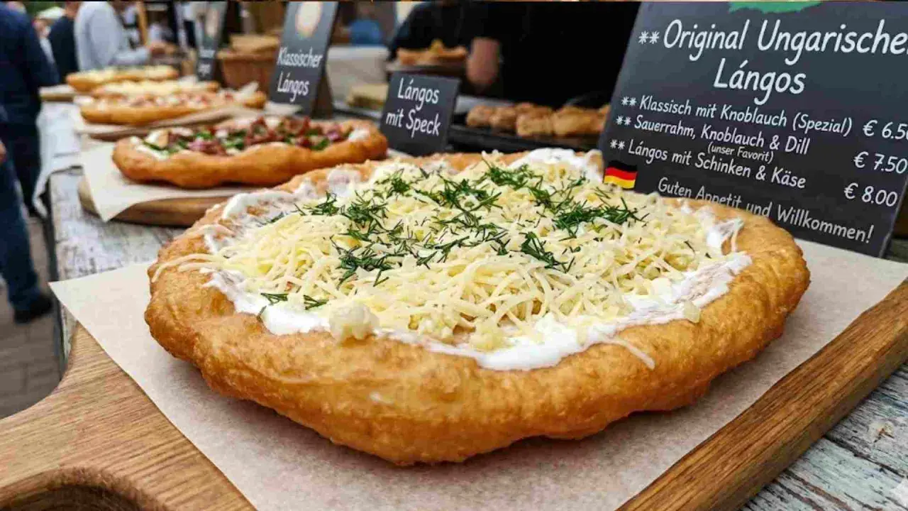 Frisch frittierter Lángos-Teig, belegt mit Sauerrahm, geriebenem Käse und Dill. Daneben weitere Lángos-Varianten.