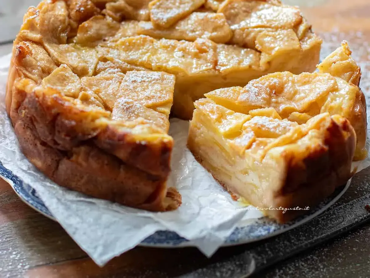 Torta di mele velocissima in 10 minuti, dorata e soffice, con fette di mela caramellate e una spolverata di zucchero a velo.