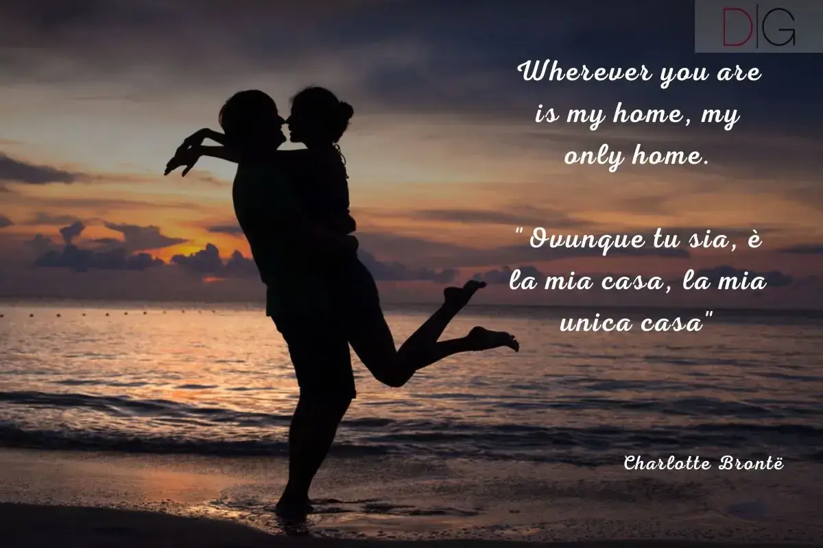 Coppia abbracciata al tramonto, con la citazione "Wherever you are is my home, my only home" che esprime una dichiarazione d'amore in inglese.