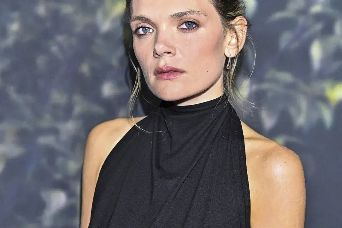 Sandra Drzymalska, z partnerem u boku, prezentuje się w eleganckiej czarnej kreacji.