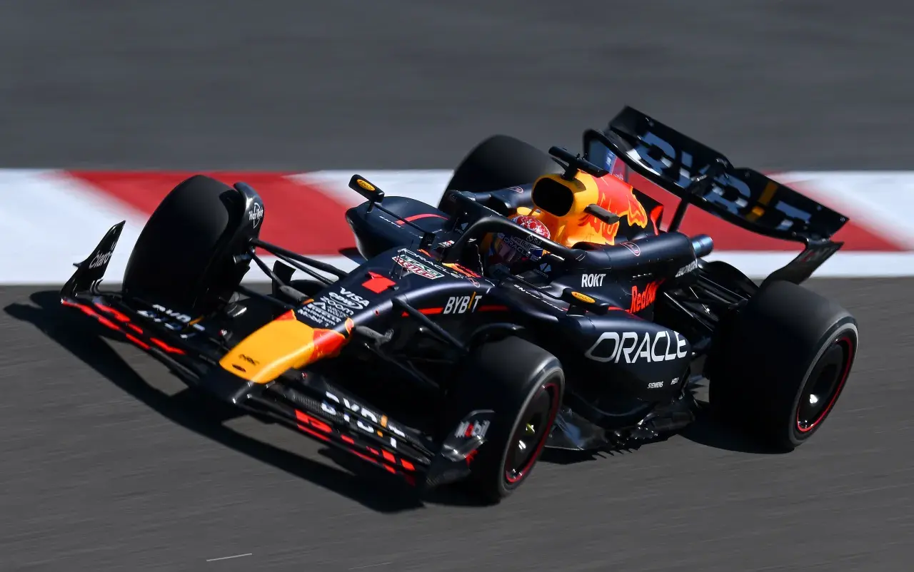 Formel 1 leistung: Ein schwarzer Red Bull Rennwagen rast über die Strecke, die Reifen drehen sich schnell.