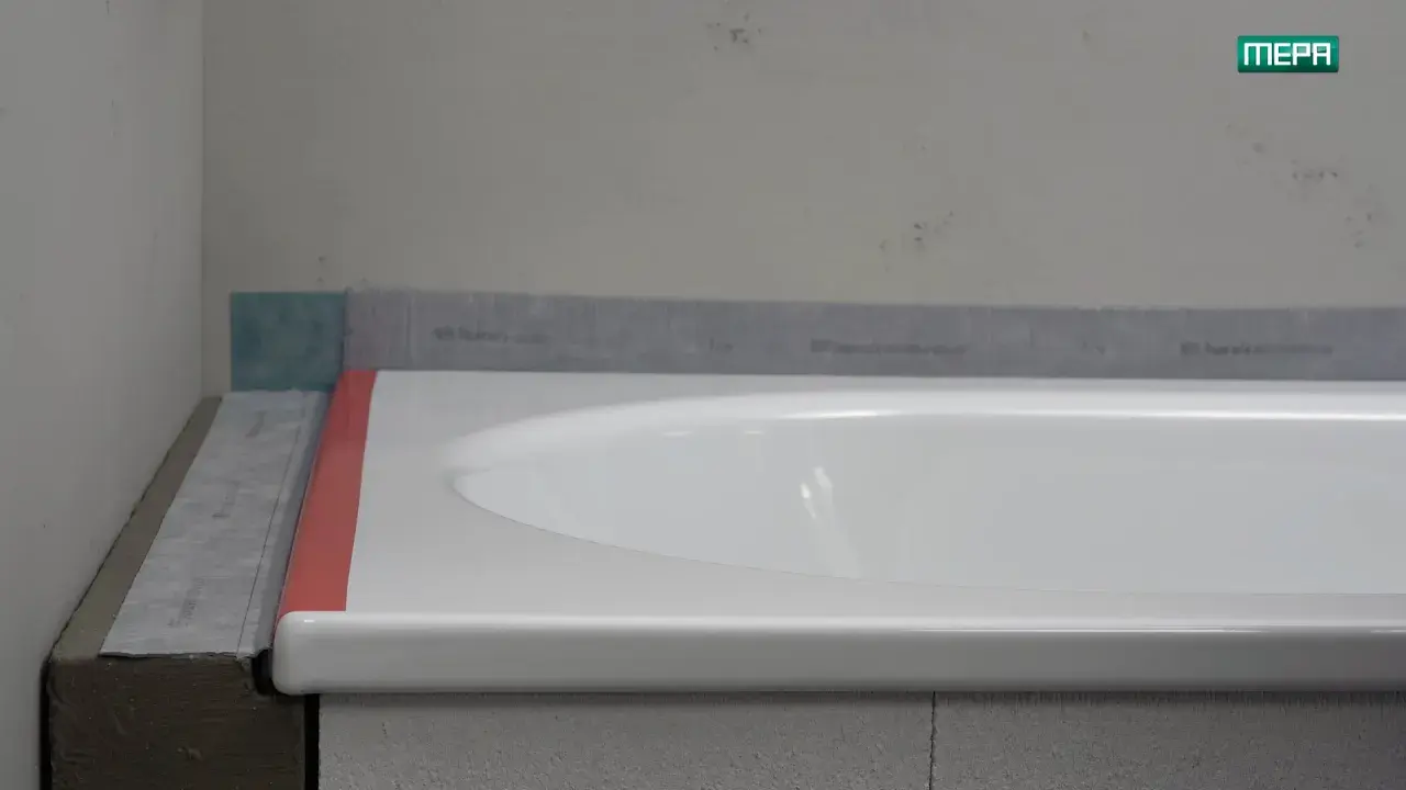 Abdichtung der Badewanne mit speziellen Bändern, bereit für die Badewanne fliesen.