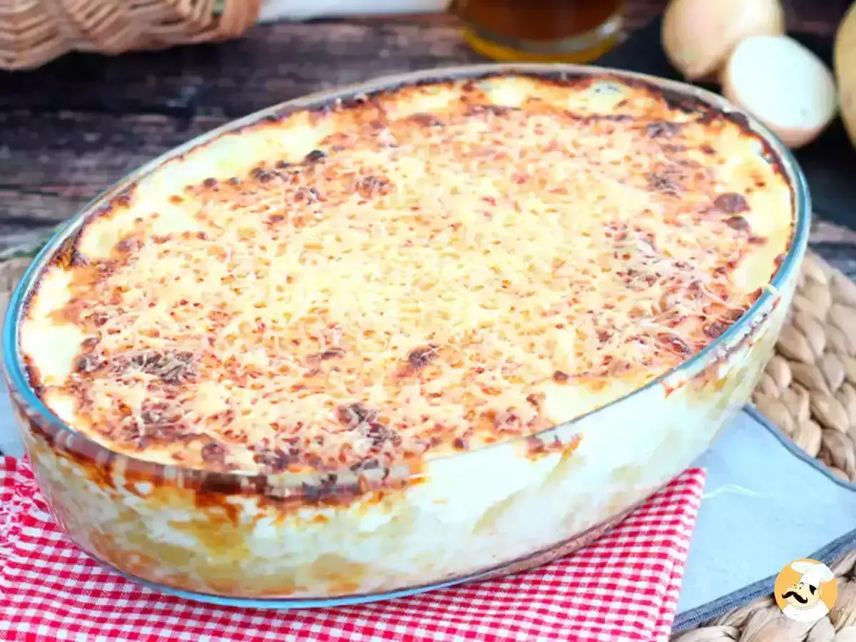 Un délicieux gratin de pâtes doré et gratiné, prêt à être dégusté.