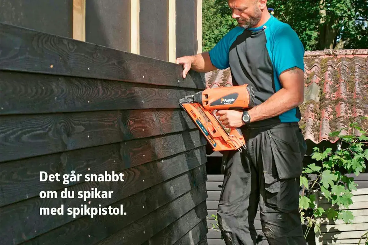 Man spikar lockpanel med en spikpistol. Det går snabbt och effektivt att bygga med rätt verktyg.
