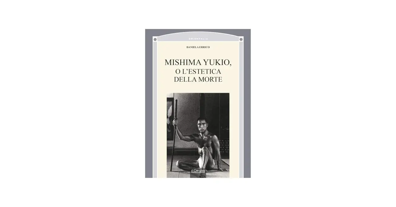 Okładka książki o Yukio Mishimie, z jego zdjęciem z kataną. Tytuł: "Mishima Yukio, o l'estetica della morte".