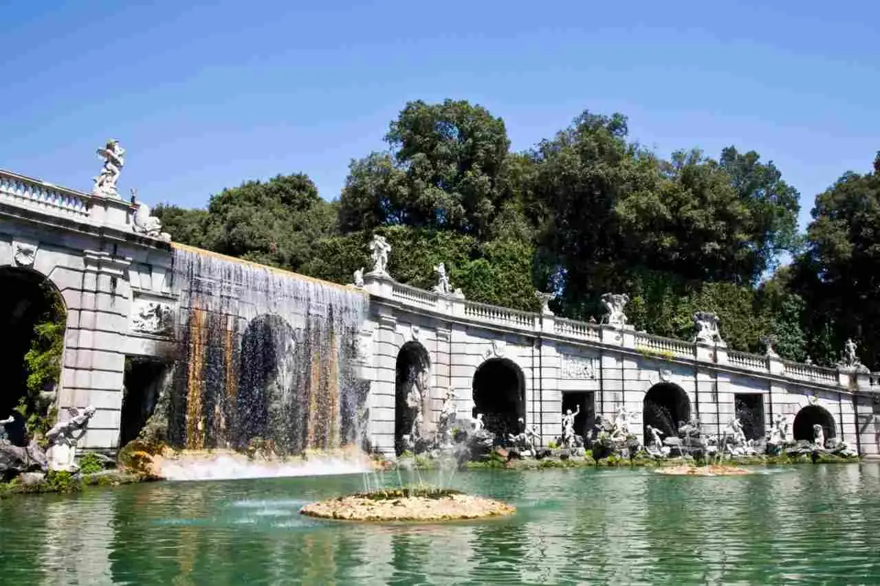 Cascata monumentale con statue e fontane, parte della Reggia di Caserta, la piazza piu grande Italia.