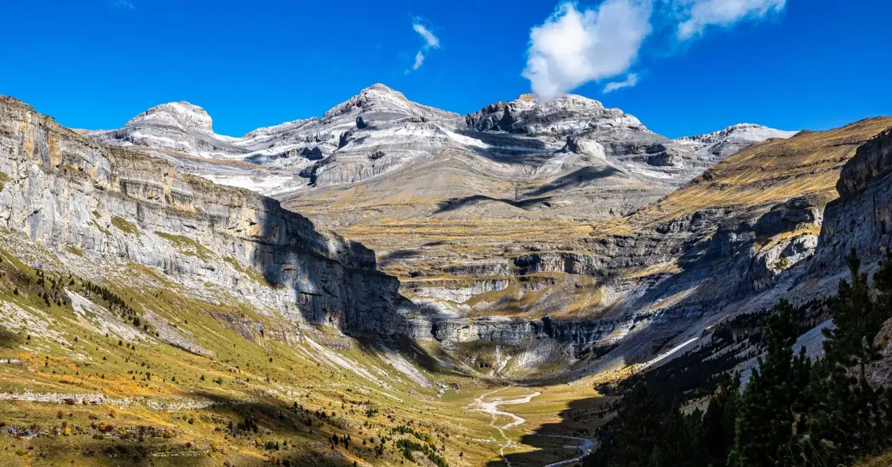 Majestuosas montañas y un valle serpenteante en una ruta de senderismo por el Monte Perdido.