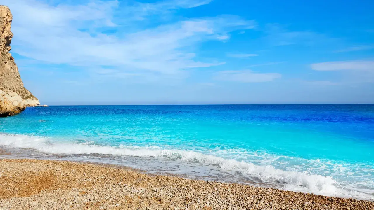 La cala dels testos, con sus aguas turquesas y acantilados imponentes, invita a la calma.