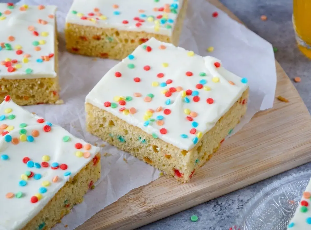 Bunte Streusel zieren diesen köstlichen Konfetti Kuchen. Perfekt für jede Feier!