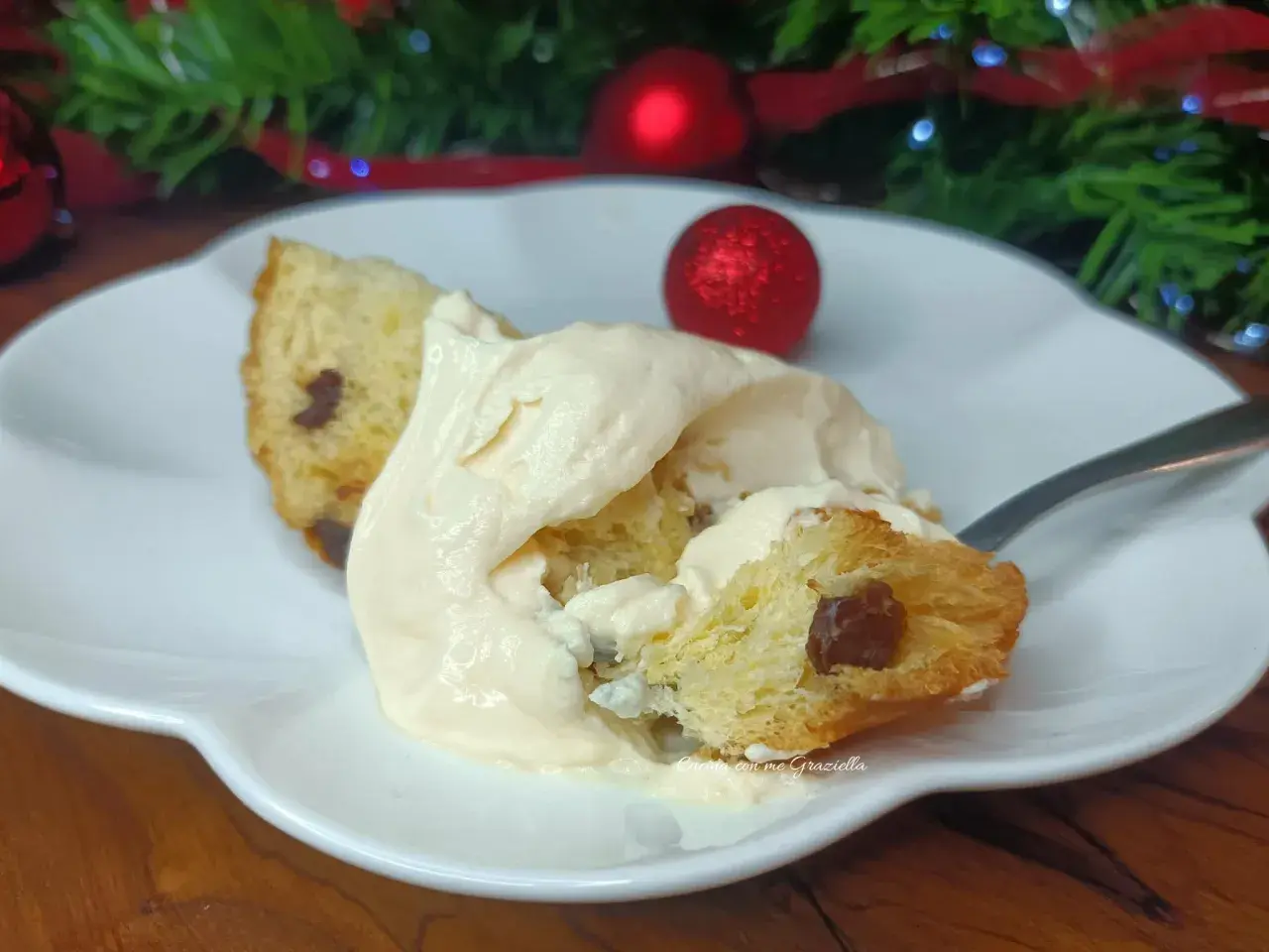 Deliziosa crema al mascarpone per pan di spagna, con decorazioni natalizie sullo sfondo.