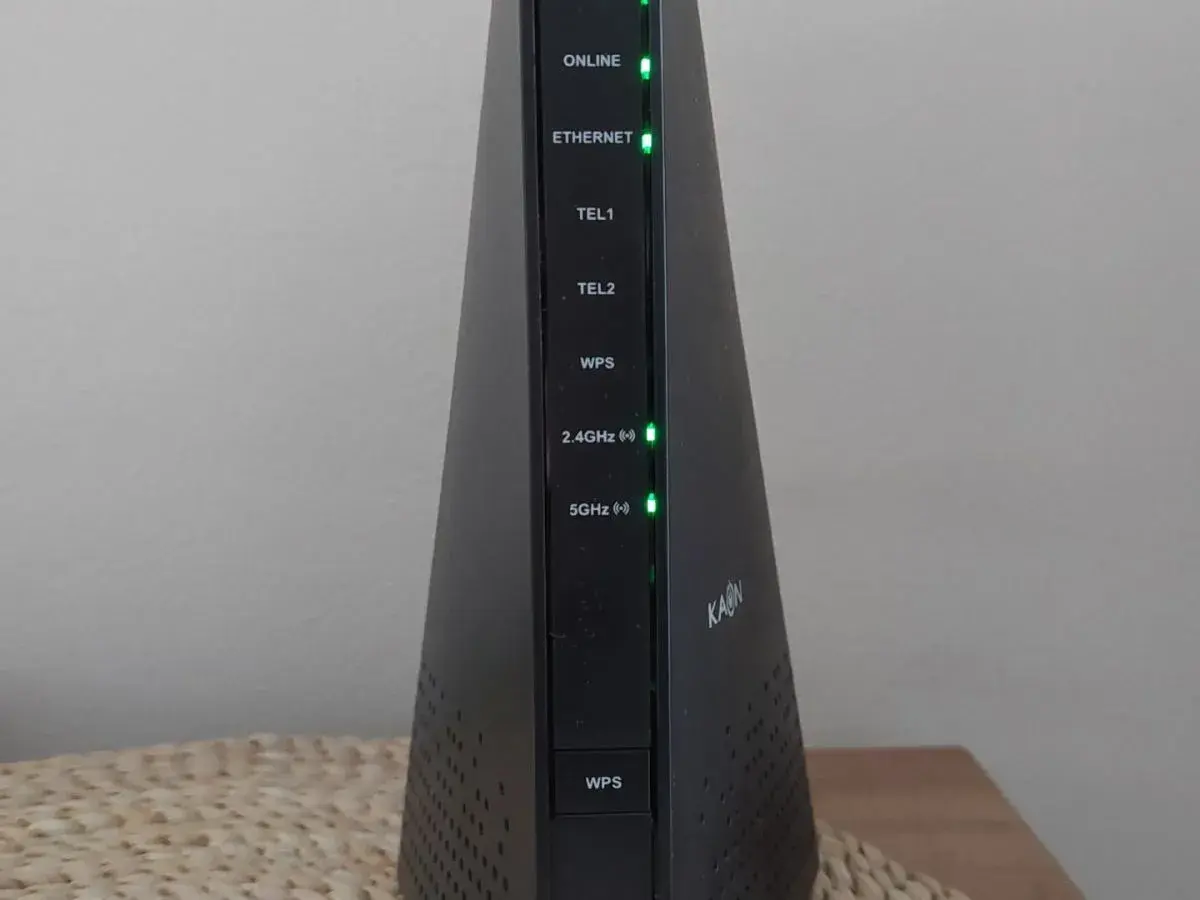 Router KAON z zielonymi diodami. Wskaźniki 2.4GHz i 5GHz pokazują, jak sprawdzić pasmo routera.