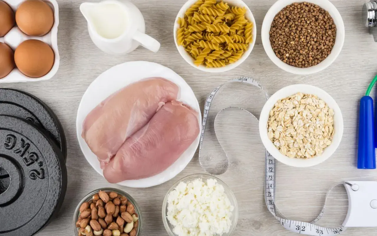 Składniki na dietę na masę mięśniową: kurczak, jajka, mleko, płatki owsiane, makaron, kasza gryczana, orzeszki ziemne, twaróg, obciążenia i skakanka.