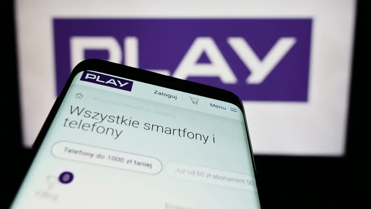 Smartfon wyświetla stronę Play, gdzie można sprawdzić, jak sprawdzić do kiedy umowa w Play.