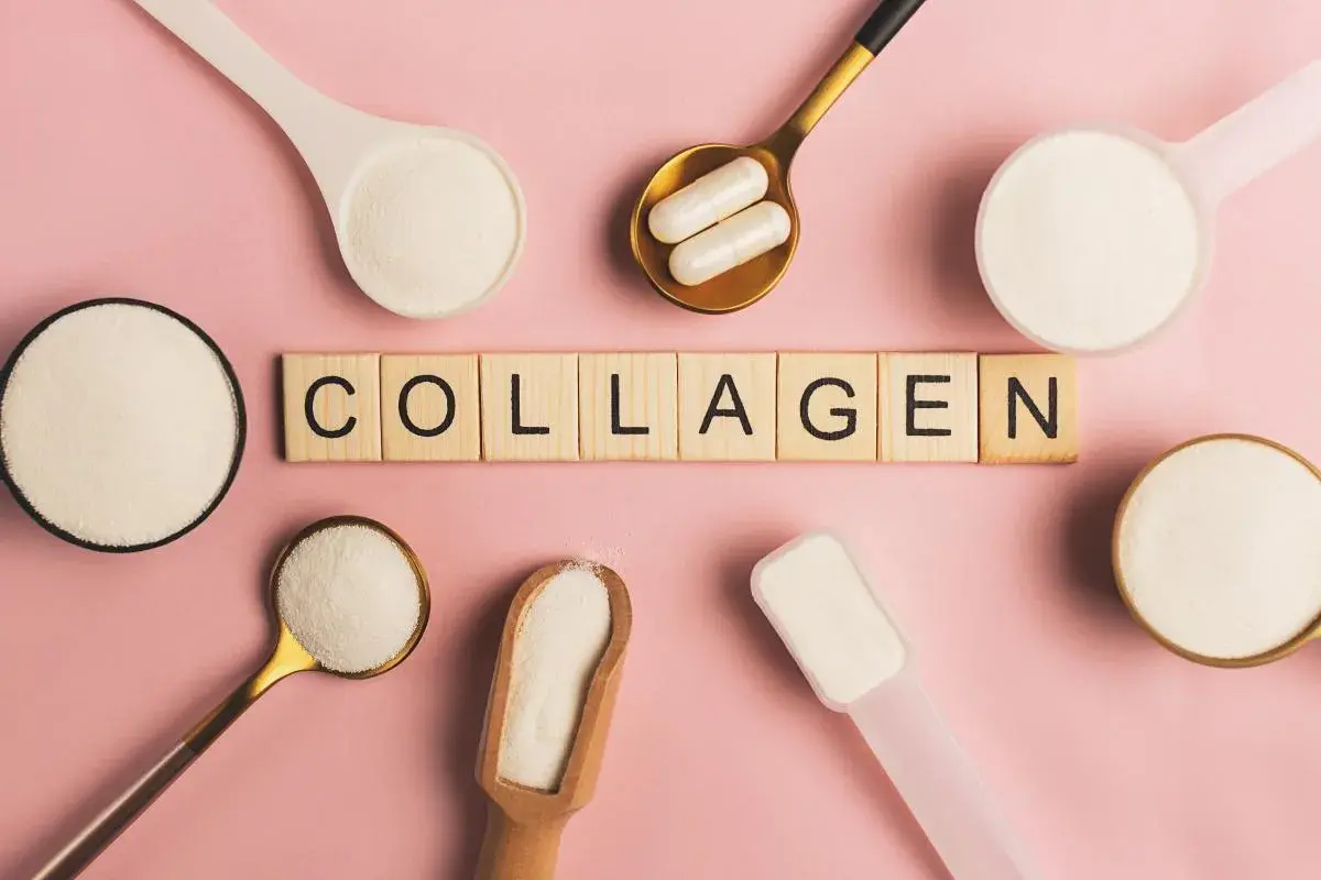 Varios recipientes y cucharas con polvo de colágeno, y dos cápsulas. El colágeno engorda si se consume en exceso, pero es vital para la piel.