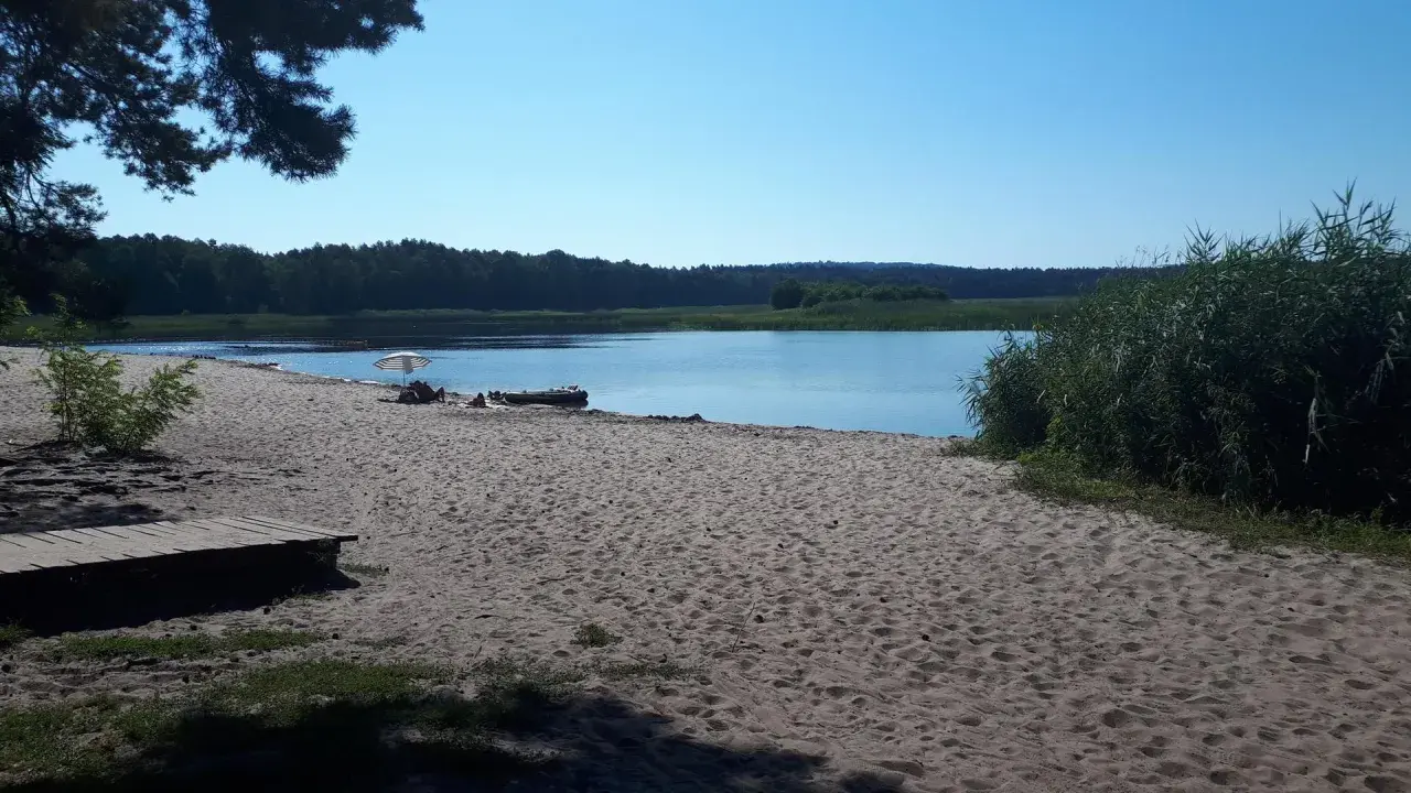 Piękna plaża nad jeziorem, idealna na spacer. Zwierzyniec trasa zaprasza do odpoczynku.