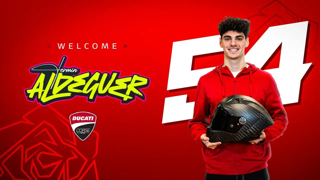 Bienvenido Fermín Aldeguer a MotoGP. El joven piloto sonríe, sosteniendo su casco de carbono, listo para la acción.