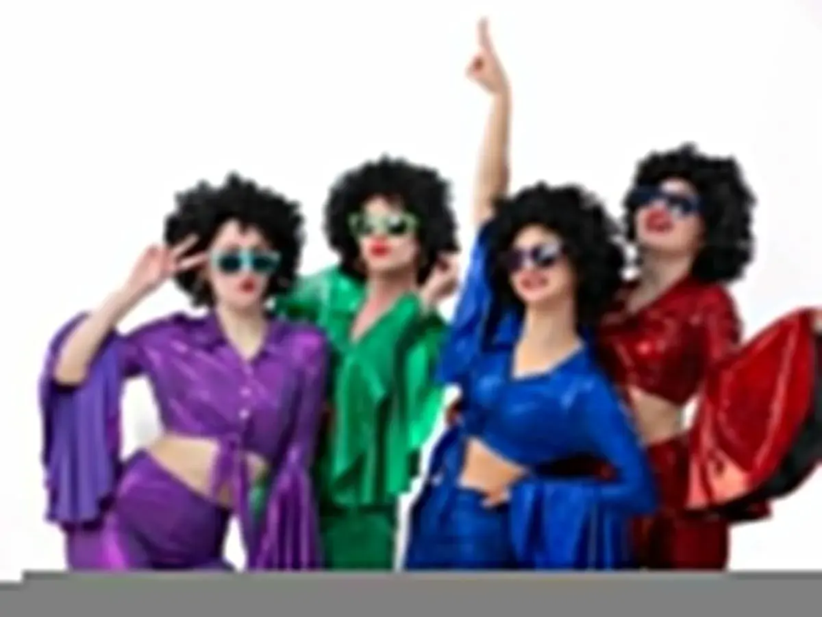 Kolorowa stylizacja na andrzejki: cztery kobiety w perukach afro i błyszczących strojach disco, z okularami przeciwsłonecznymi, tańczą i pozują.