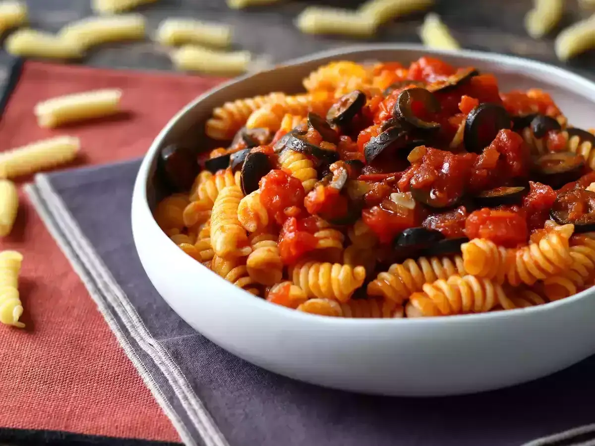 Fusilli al sugo alle olive, un piatto colorato e saporito, pronto per essere gustato.