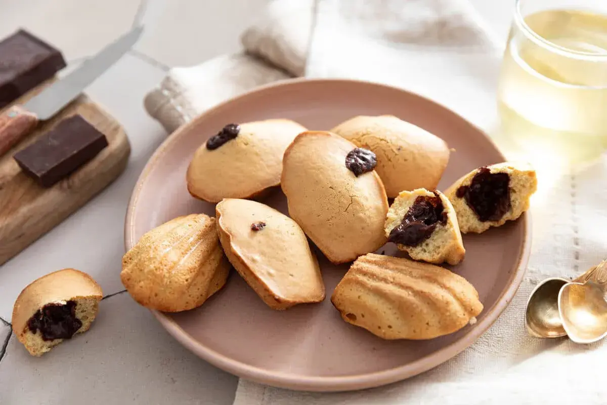Délicieuses madeleines cœur chocolat, parfaites pour une pause gourmande. Une recette simple pour un plaisir garanti.