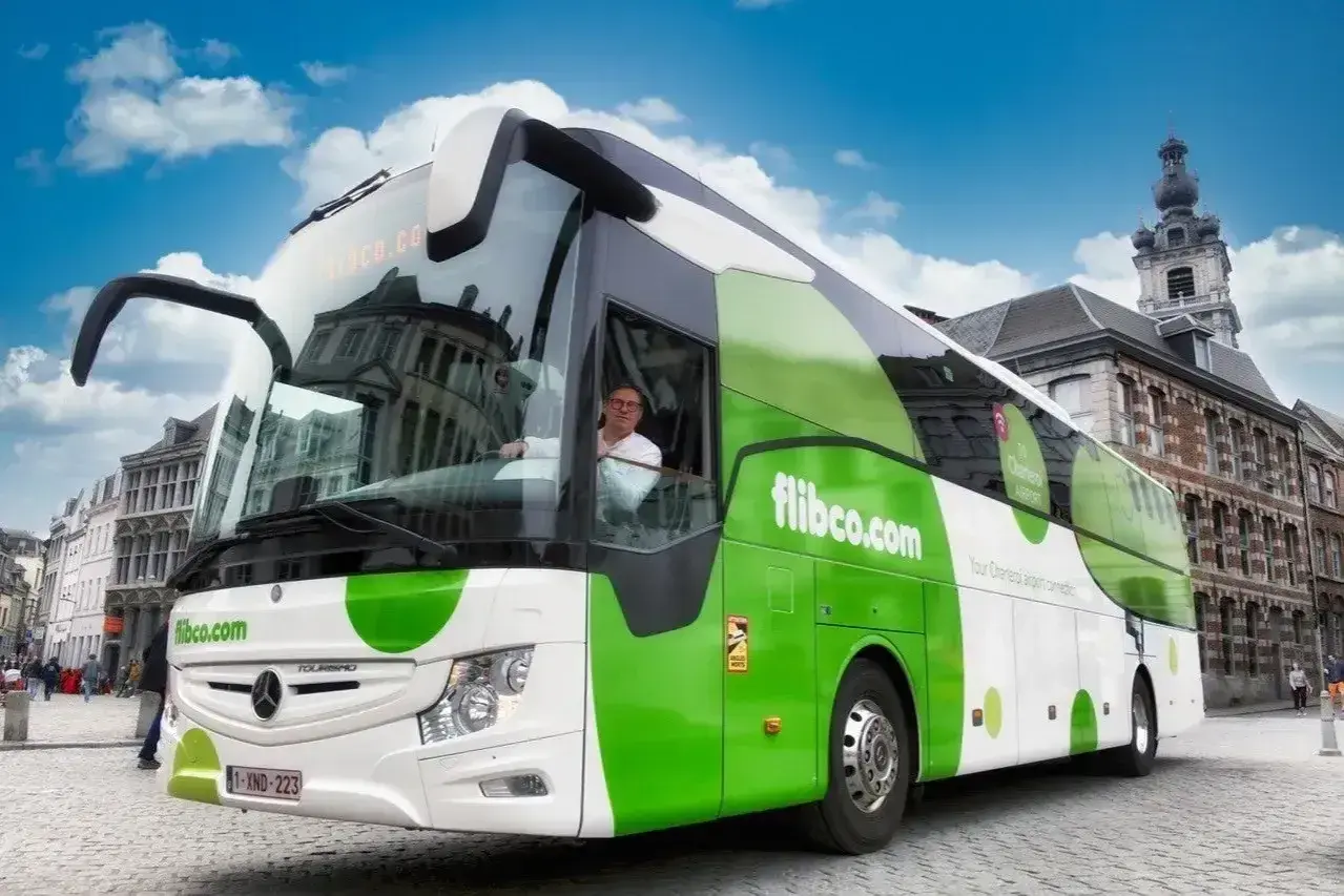 Nowy autobus flibco.com na ulicach Brukseli. Nowoczesna komunikacja miejska w stolicy Belgii.