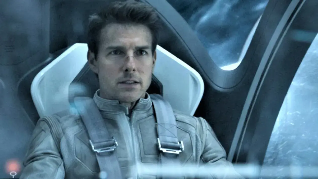 Tom Cruise i futuristisk dräkt i en cockpit, en scen från filmer med Tom Cruise.