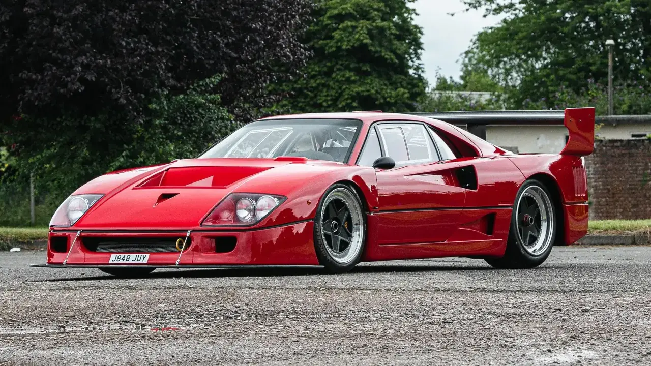 Czerwone Ferrari F40, ikona motoryzacji, której ferrari f40 cena wciąż budzi emocje. Klasyk na drodze.