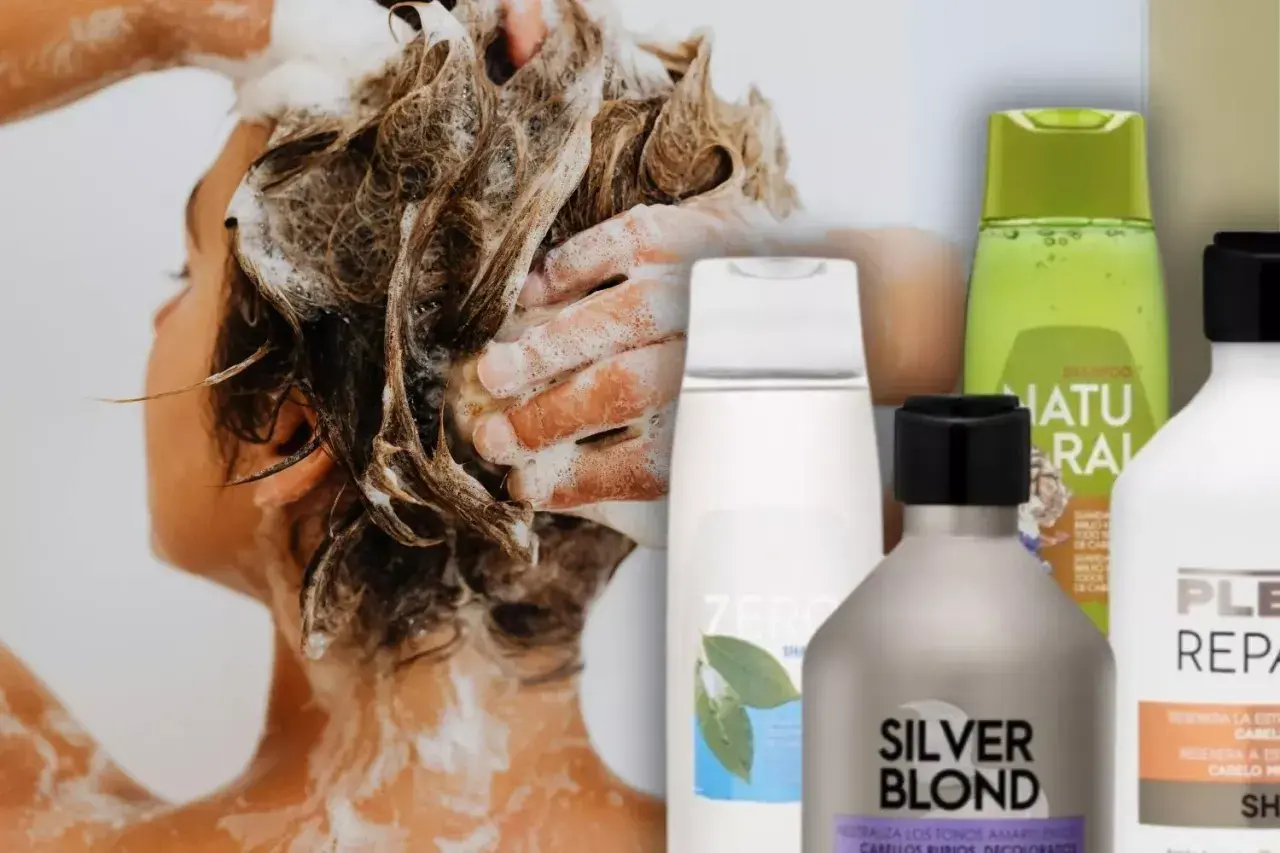 Persona lavándose el cabello con espuma. A su lado, varios champús, incluyendo un champú sin sulfatos Mercadona.