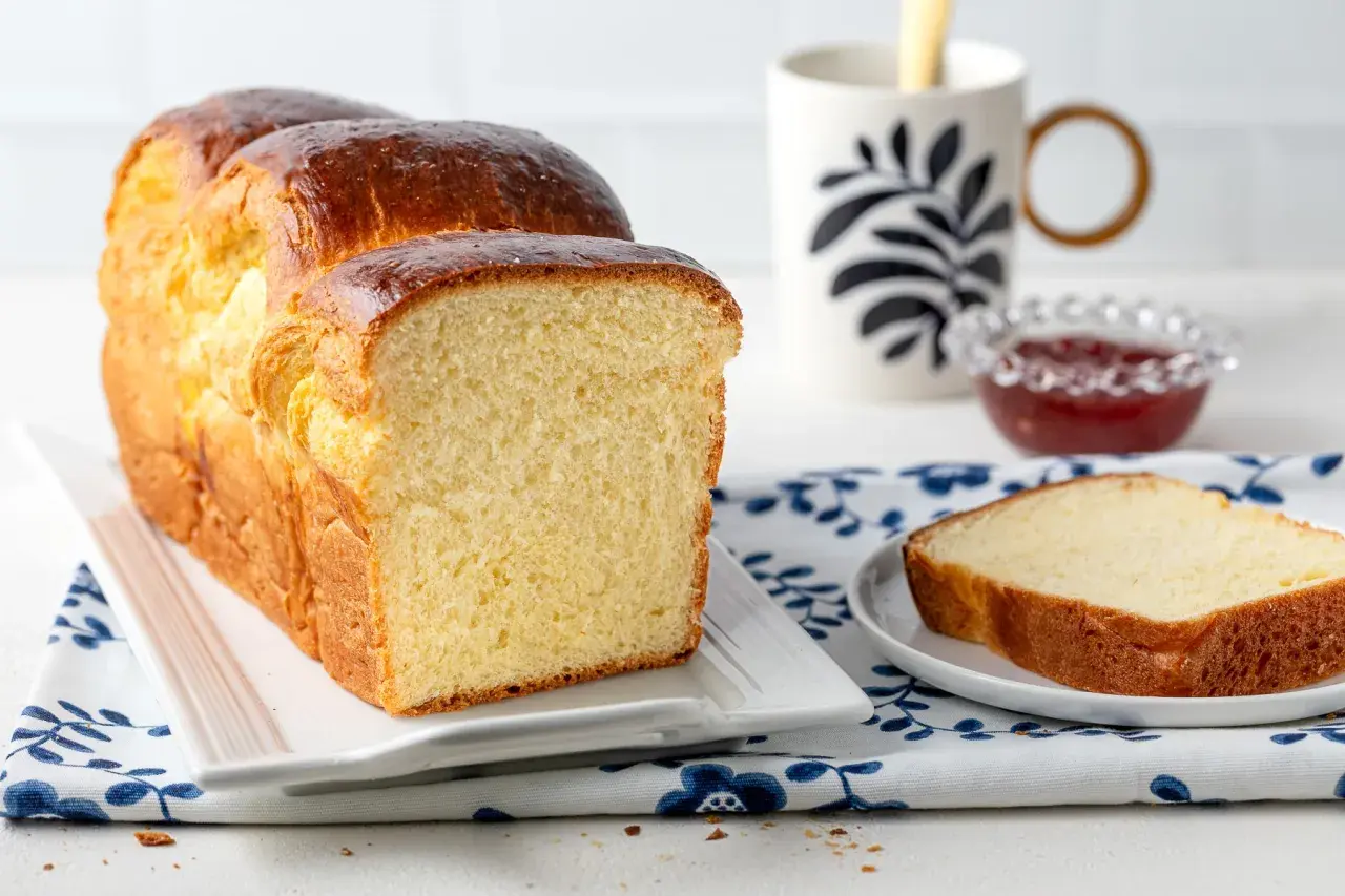 Pan brioche ricetta originale: soffice e dorato, pronto per la colazione con marmellata e caffè.